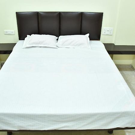 Hotel Kalika Residency Akalkot Buitenkant foto