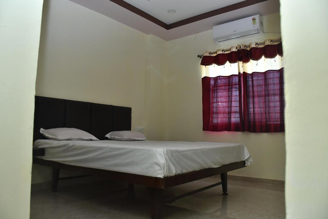 Hotel Kalika Residency Akalkot Buitenkant foto