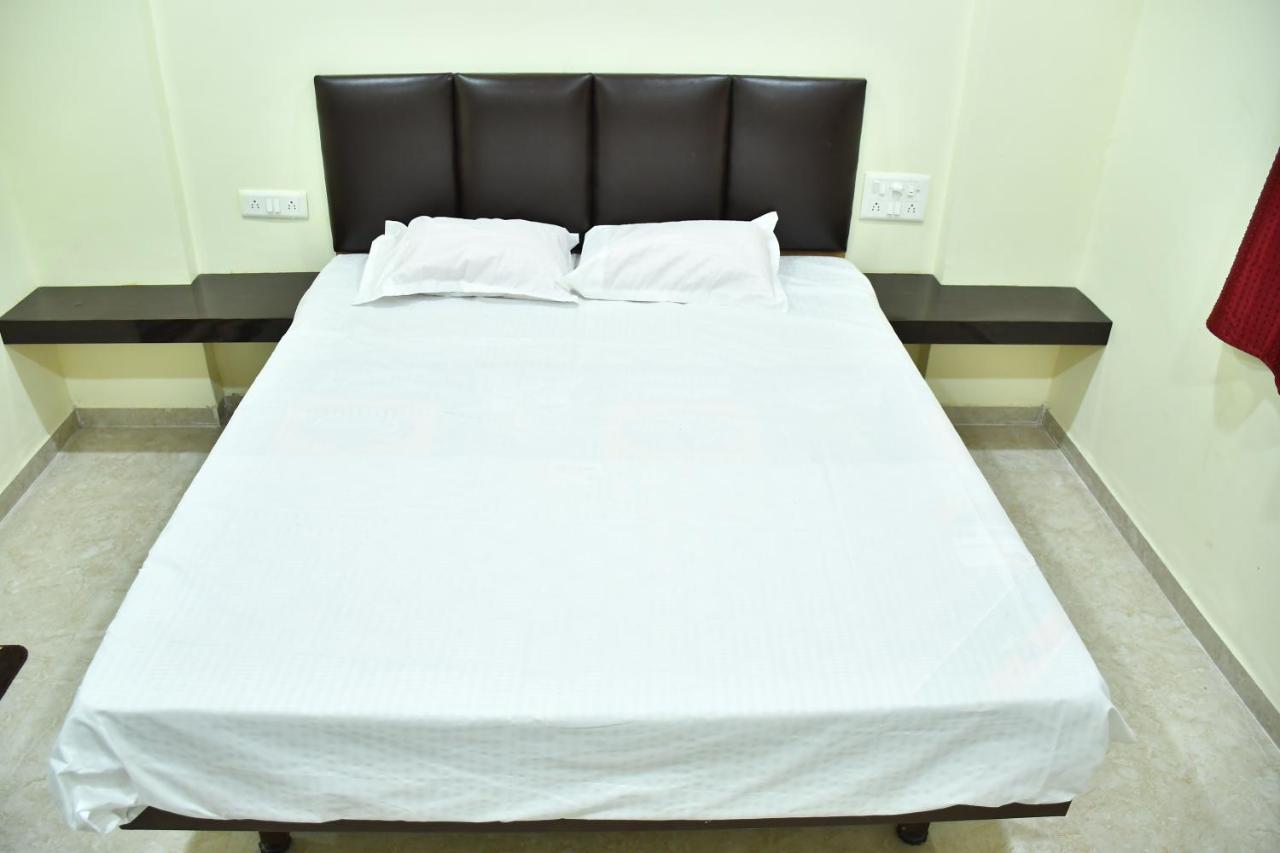 Hotel Kalika Residency Akalkot Buitenkant foto